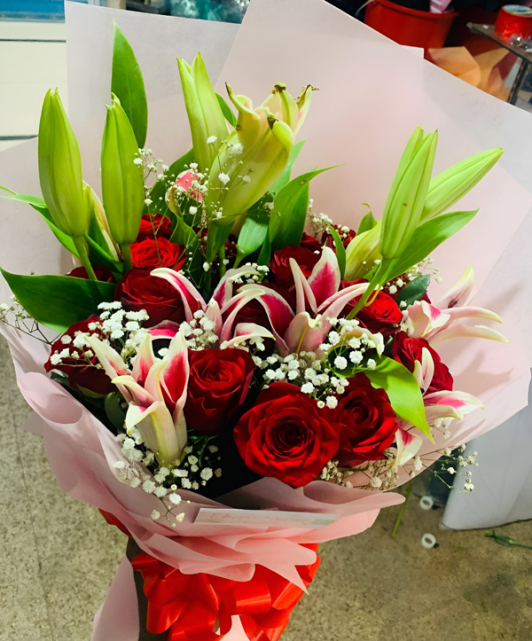 Fresh Red Roses with Lily Bouquet Gifts to Nepal Giftmandu