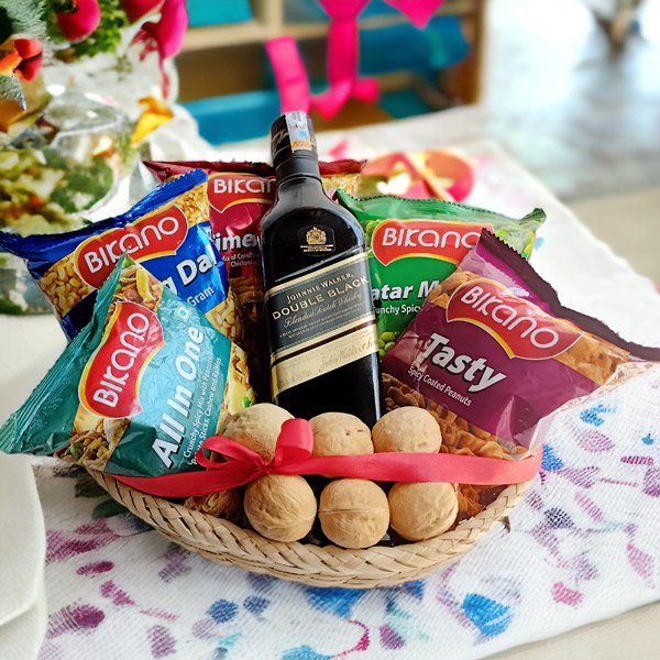 Jw Double Black Label Whisky 750ml With Namkeens Hamper Gifts to